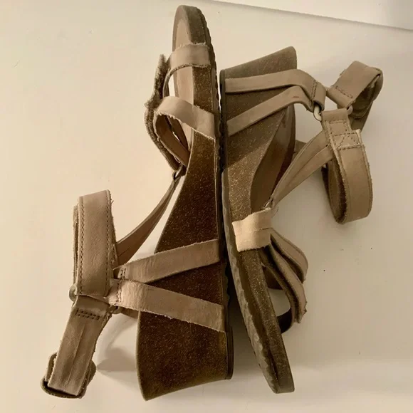 NWOT..TEVA leather  Sandals - Picture 6 of 10